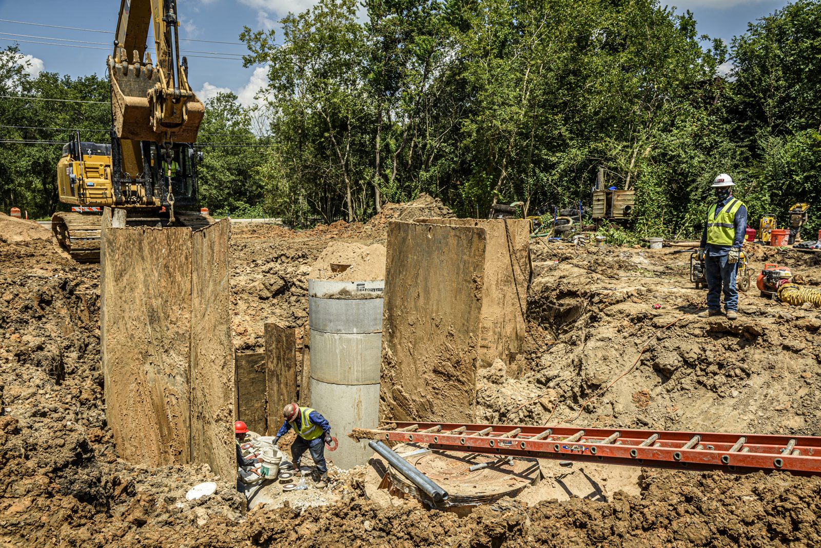 Large-diameter pipe installation in the trench