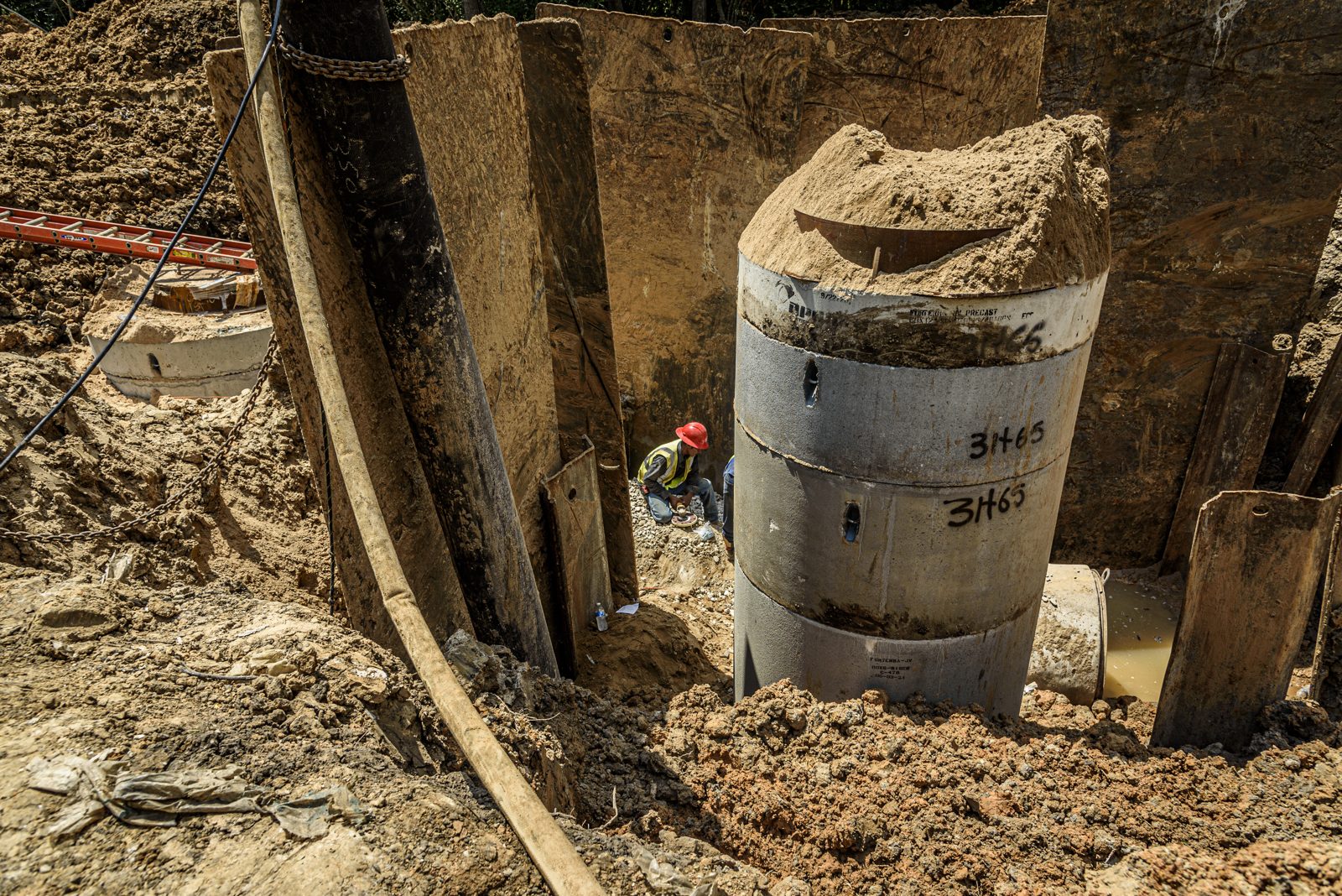 Trench excavation and crew along the pipeline corridor